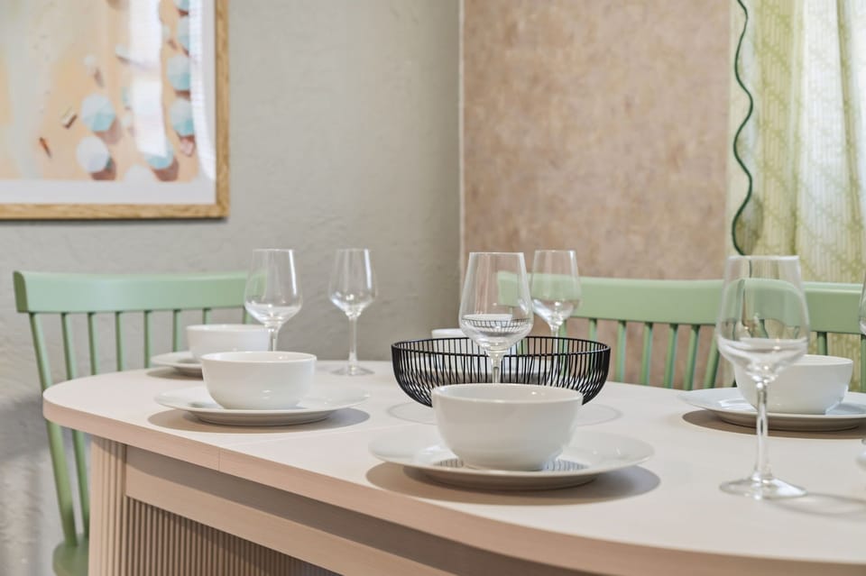 A table set for memories. Cozy, stylish, and ready for everything from family meals to spontaneous board game dinners. Bonus: all smiles are included.