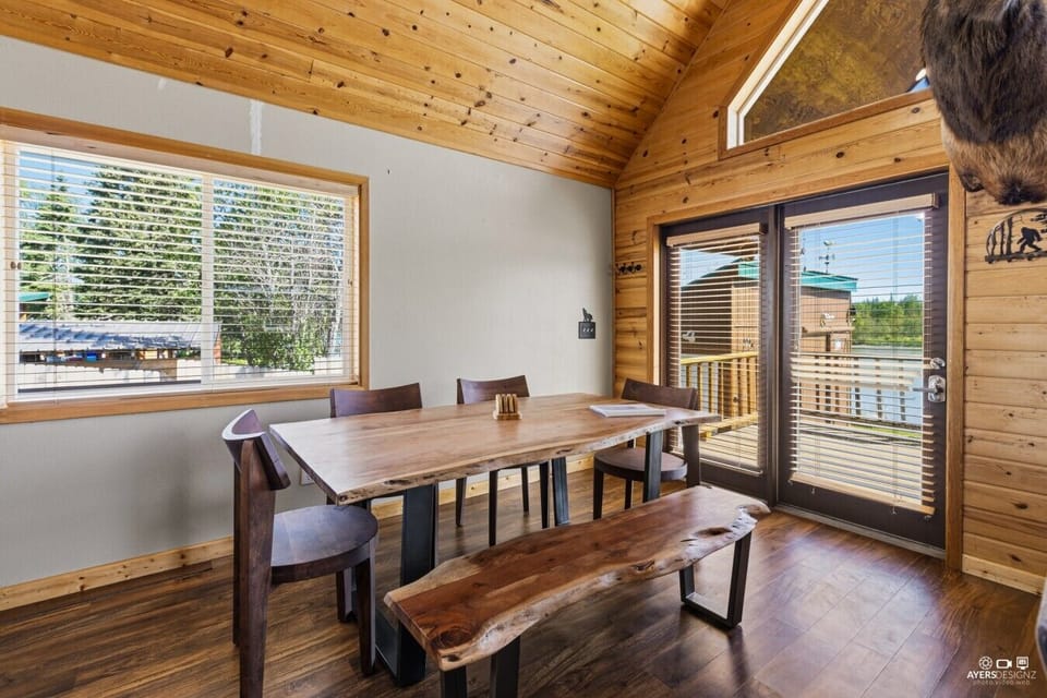 Gorgeous dining space.