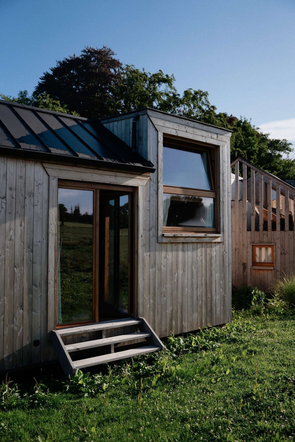 Exterior view of a Cosy Cabin, wooden architecture opening onto the surrounding nature