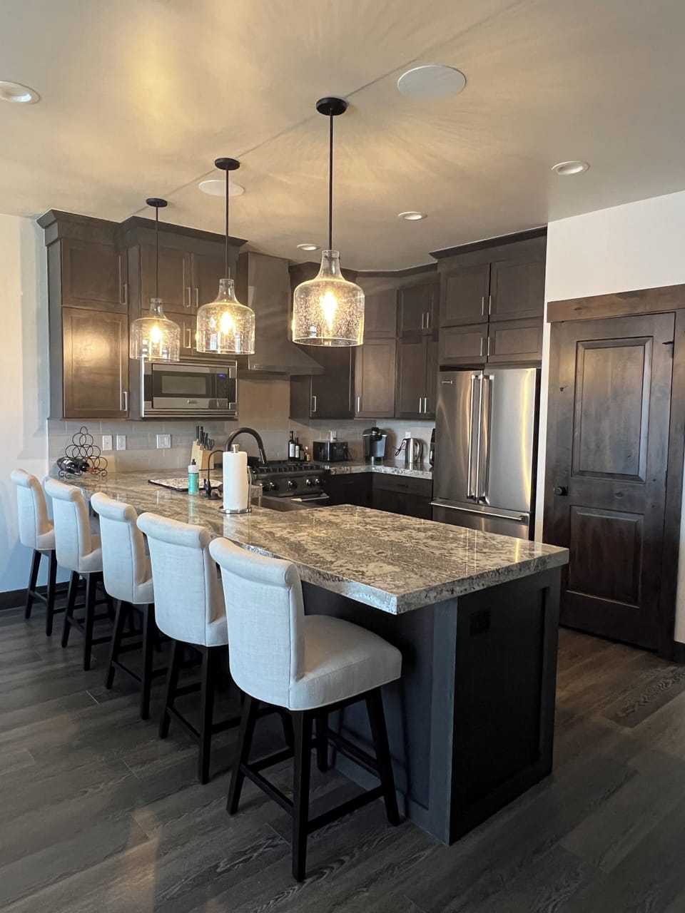 Full size chef's kitchen with viking appliances, well stocked. 