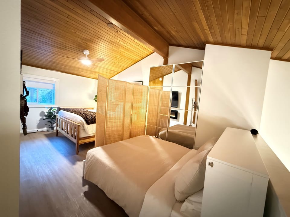 Flexible Sleeping Area: A queen size murphy bed is available as a second bed in the loft. We automatically set it up with bookings of more than 10 people. Otherwise, it is available upon request at the time of booking.