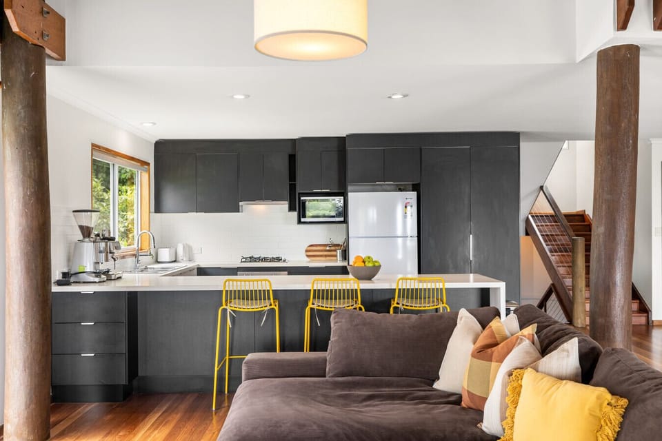 Fully equipped kitchen with breakfast bar - Ground level
