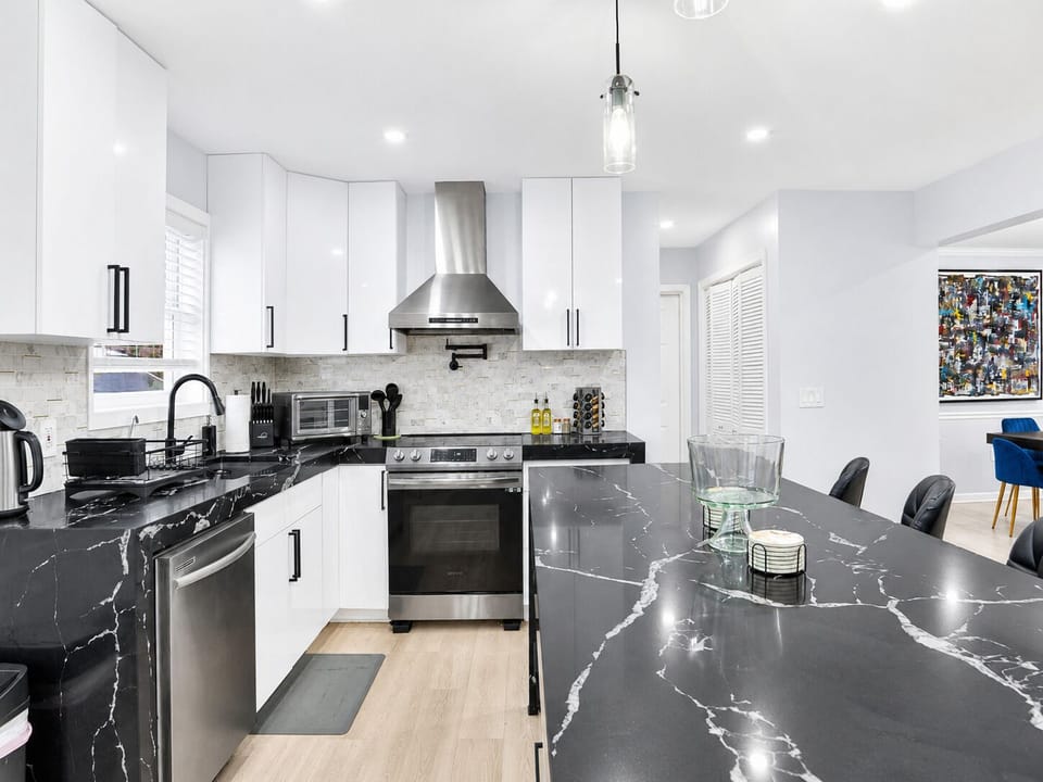 From breakfasts to late-night snacks, this kitchen keeps everyone happy.