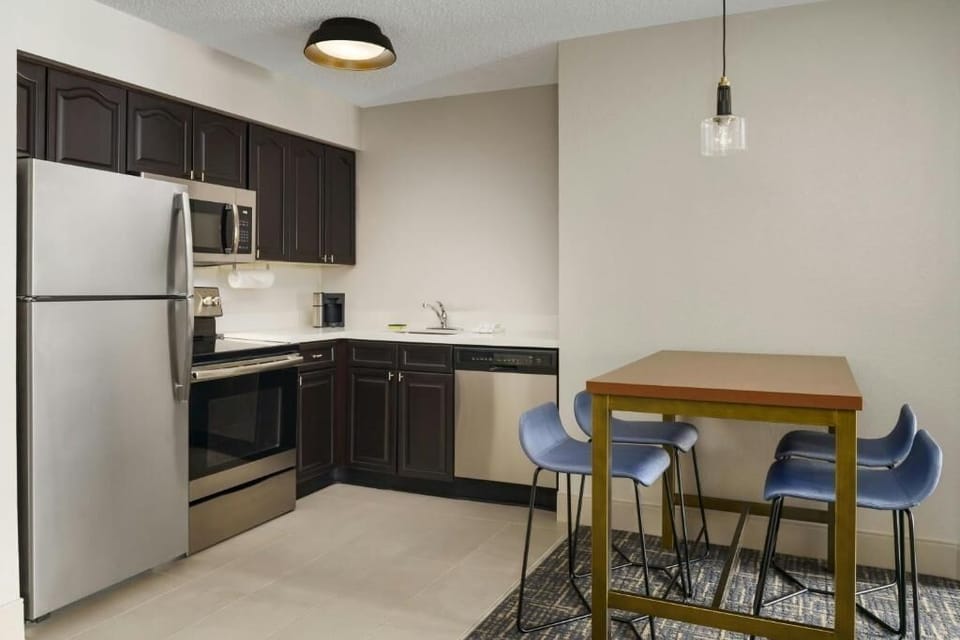 Cook and gather easily in a modern, fully equipped kitchen.