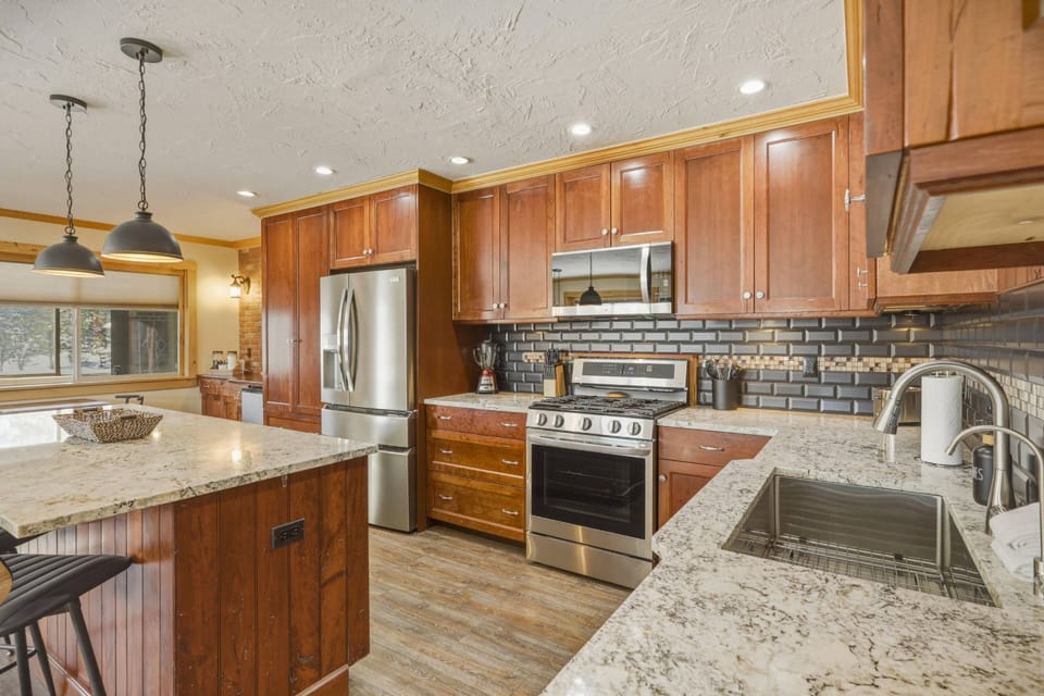 Fully equipped remodeled kitchen w/ stainless appliances, superior drinking water and ice in the fridge and a coffee bar. Meal prep is easy here!