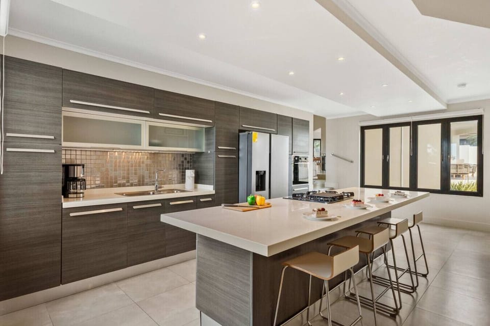 Fully equipped kitchen with island seating for easy Aruba stays