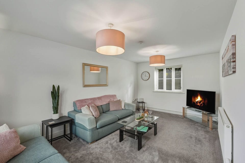 Relax after a long day in the comfortable lounge with Smart TV and fast Wi-Fi