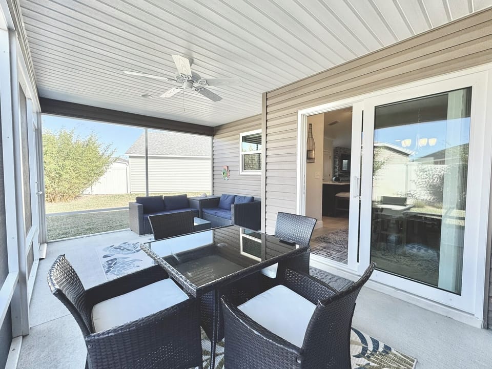 Large Screened-in Lanai with Lounge Seating, Flatscreen TV & Dining Area for 4x Overlooking a Sprawling Enclosed Backyard