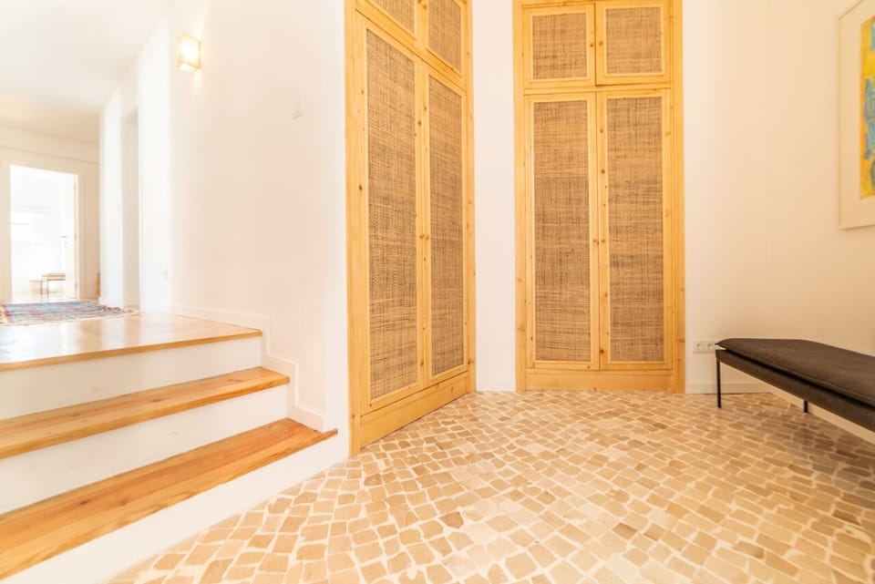 Spacious entrance hall with wooden doors and terracotta tiles — Villa Aroeira I, holiday villa in Herdade de Aroeira