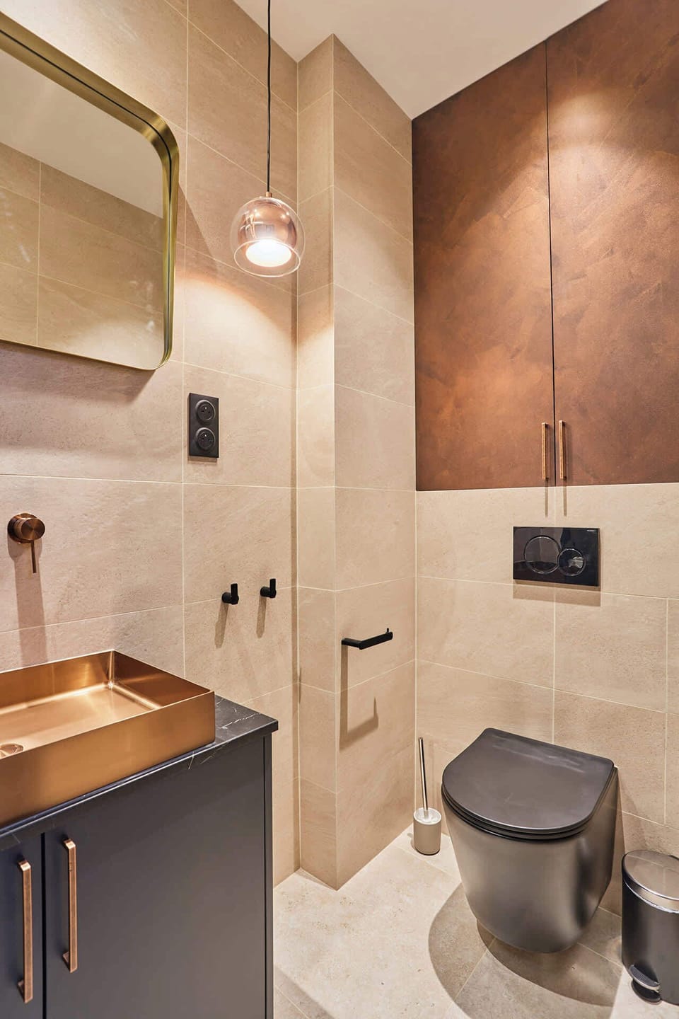salle de bain avec toilette