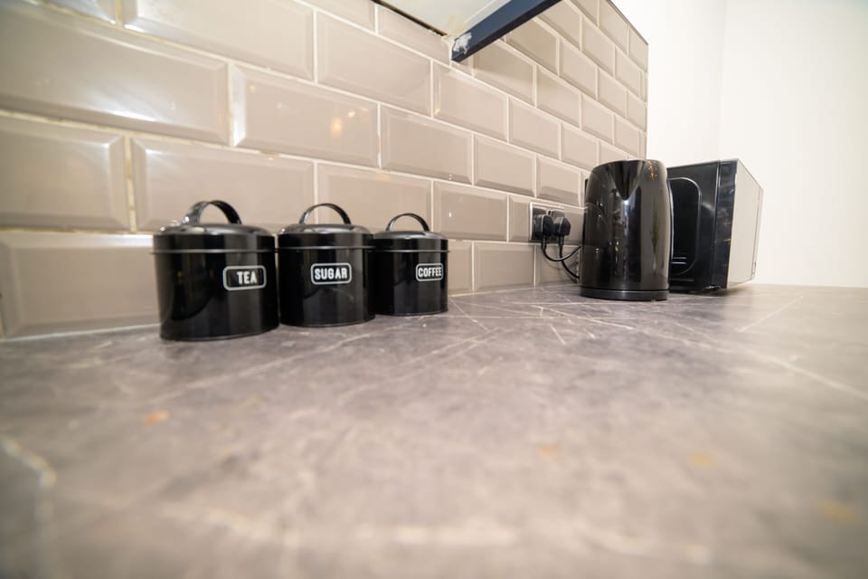 A practical and welcoming kitchen — ideal for everyday cooking needs.