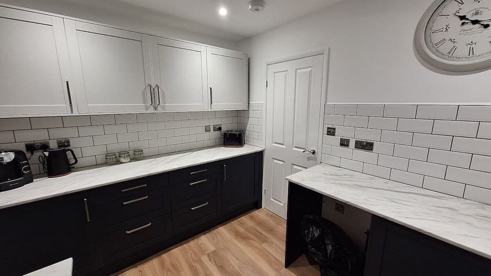 Spacious work tops