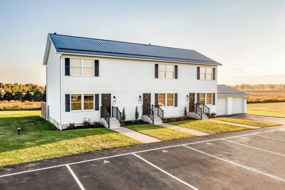 Front exterior w/ driveway access & expansive sky views