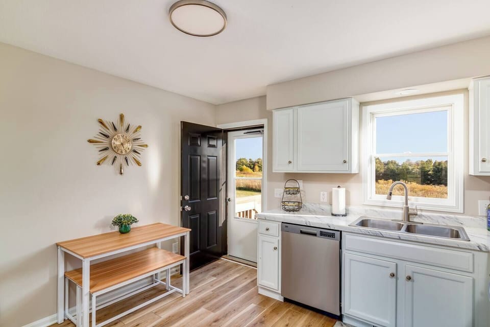 Bright kitchen w/ dining nook, large windows & open flow