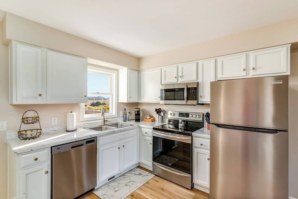 Clean, functional kitchen w/ stainless appliances & ample cabinet space