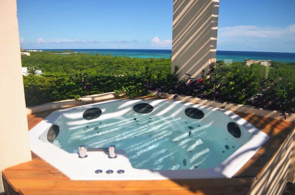 Outdoor spa tub