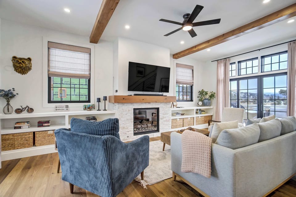 Welcome to Bluebird Lookout! This contemporary three-story retreat in South Main offers a perfect blend of modern style and mountain comfort, featuring expansive living spaces designed for your ultimate relaxation.