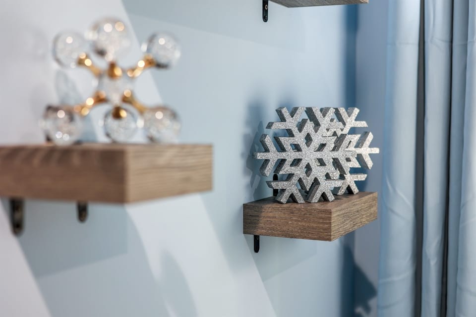 "Every corner of this room is a masterpiece! Snowflakes and winter decor transport you to a beautiful Frozen escape. 🌨️ #ThemedGetaway #FrozenDecor #AtlantaRental"