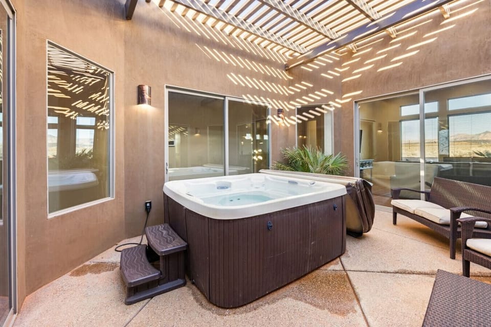 Indoor spa tub