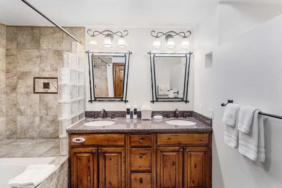 Primary Suite Bathroom / Large Soaking Tub