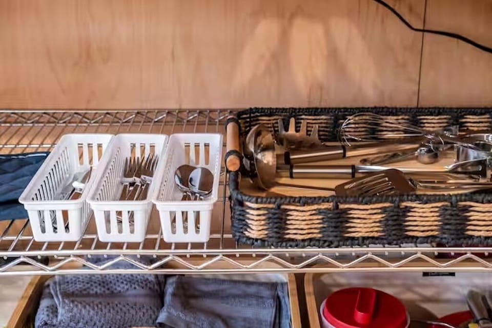 Basic kitchen supplies in the kitchenette.