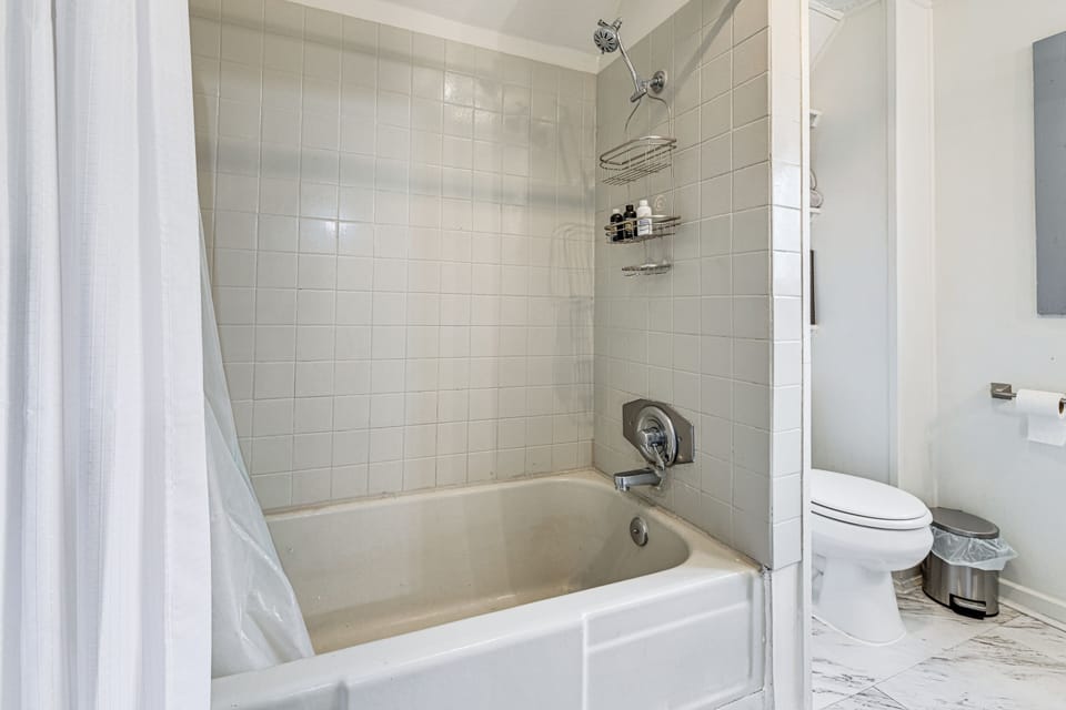Full Bathroom | Linens & Towels
