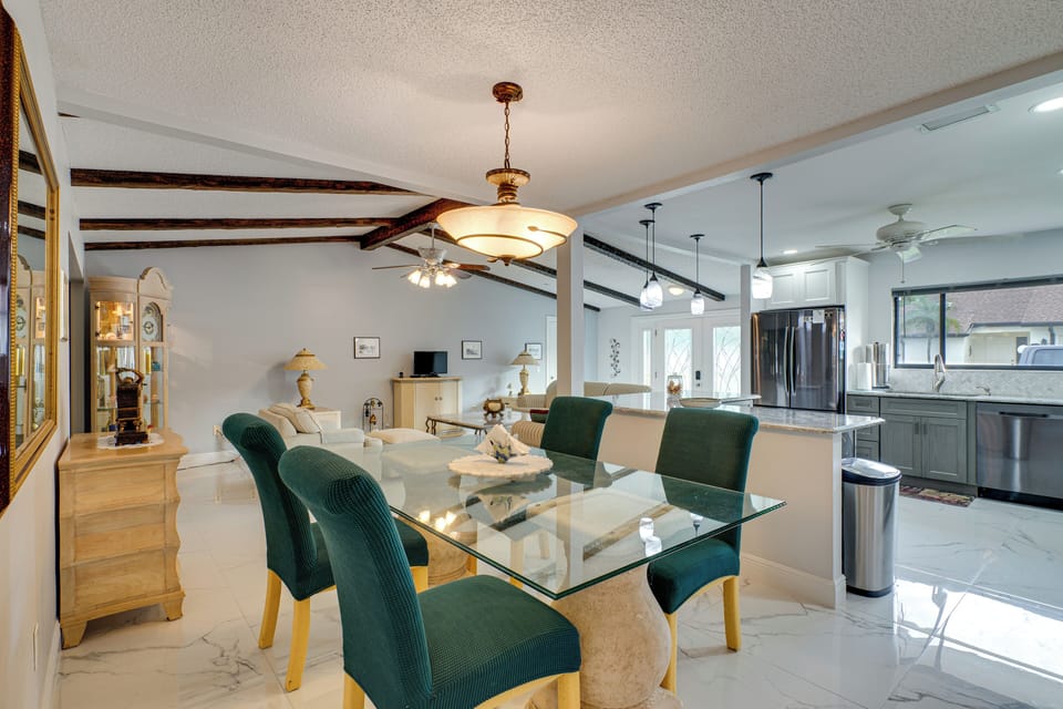 Dining Area | Dishware & Flatware Provided