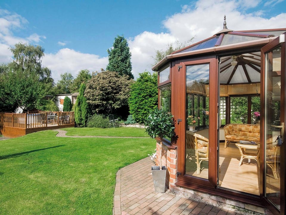 Exterior | Bridge House, Overseal