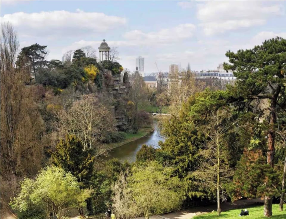 Beautiful Buttes- Chaumont park few steps away