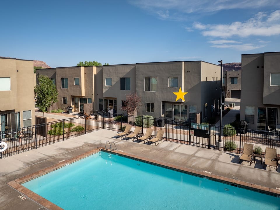 Premium Pool-Side Location - Entrada 631