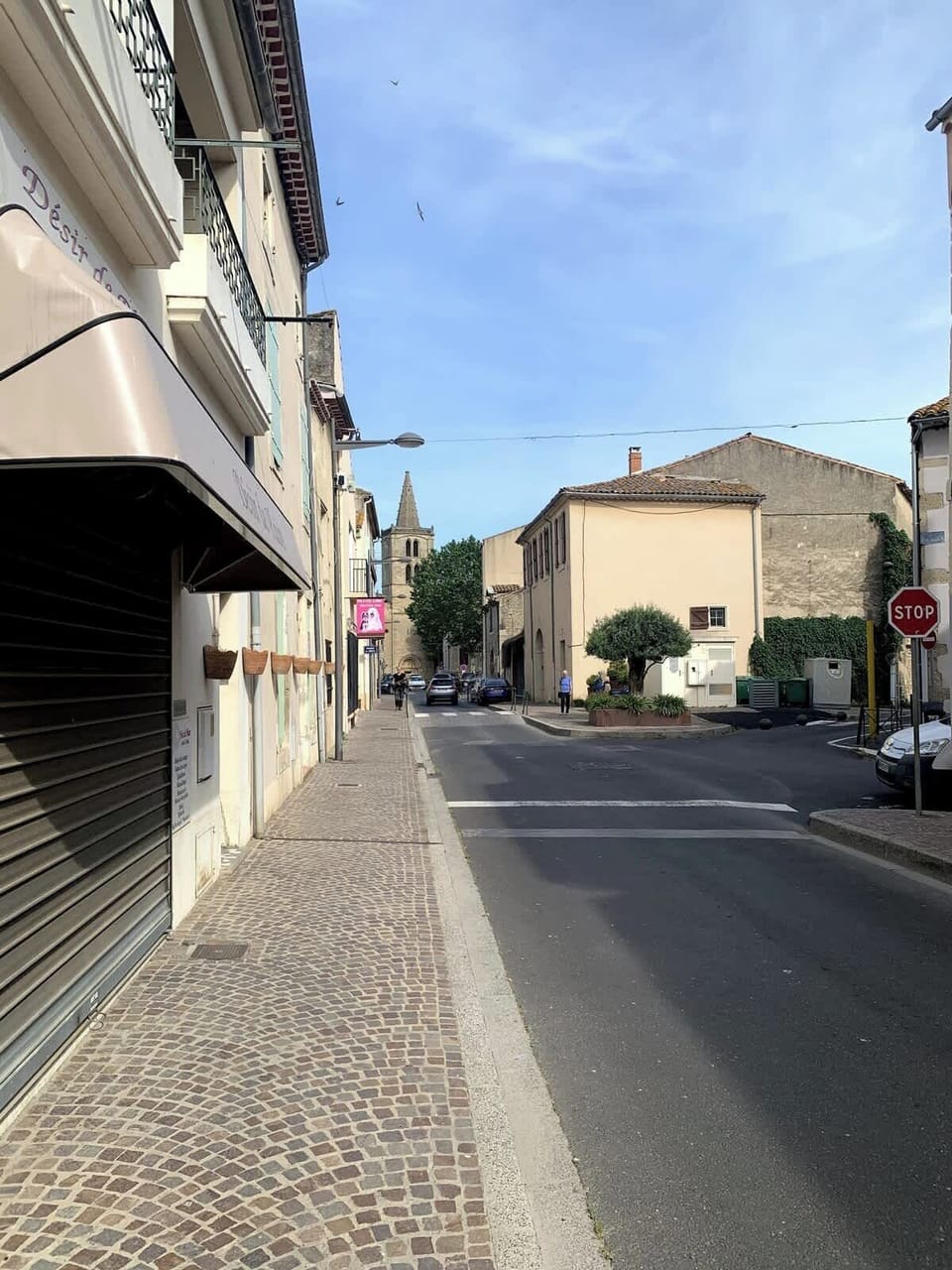 Située idéalement au milieu d'une des artères de la ville, vous serez à proximité de toute commodité (cathédrale, promenade, restaurant, parking,  l'Orb). La rue est plutôt calme, l'endroit idéal !