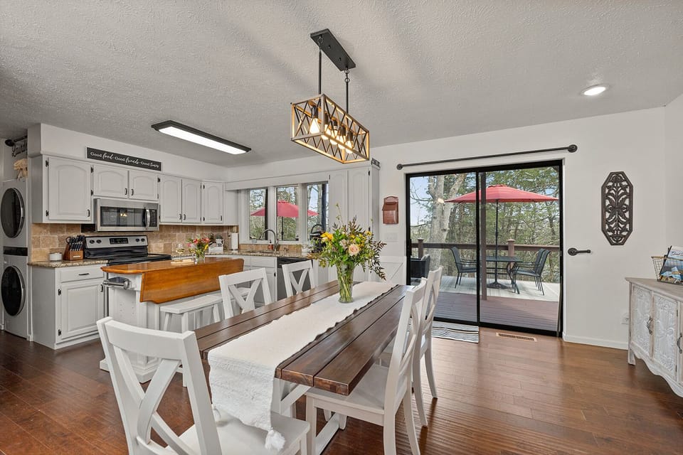 Inside dinning:sit 8 guests  with an additional 6 seats at the outside dinning.