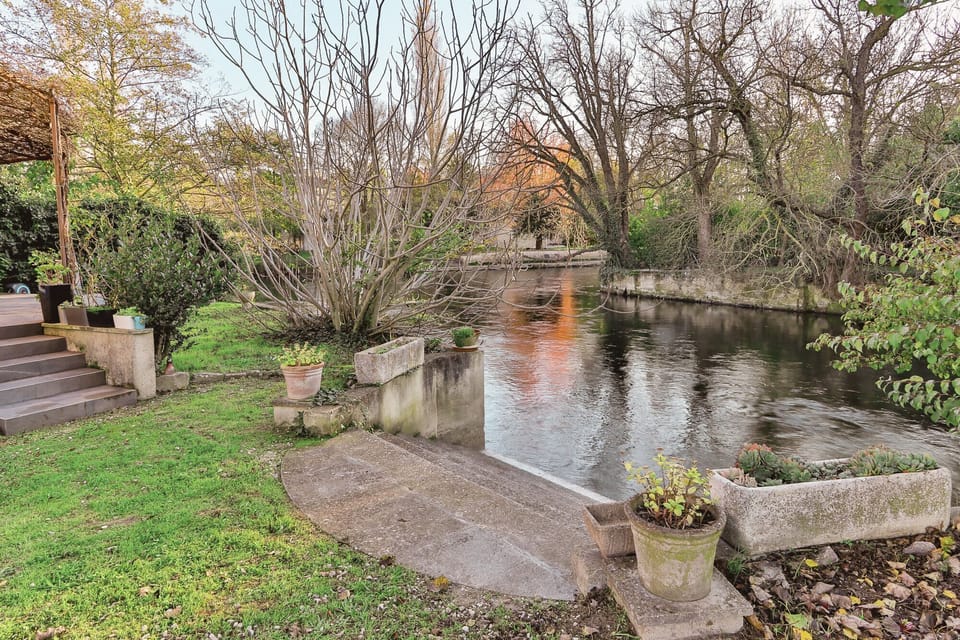 Accès direct et privatif à la rivière depuis le jardin