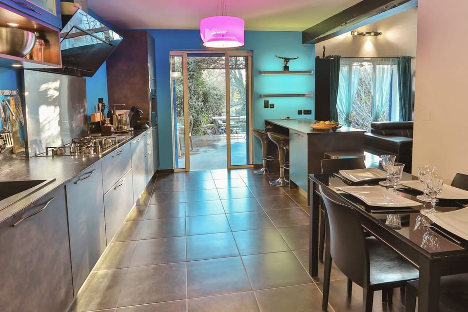 Cuisine équipée et conviviale ouverte sur la terrasse extérieure