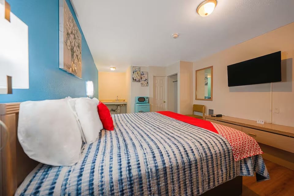 Kick back on the bed and enjoy easy in-room entertainment.