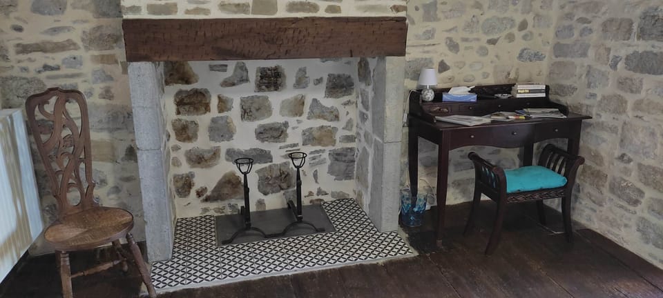 Suite Patrimoine - Authentique avec sa cheminée et son plancher d'époque