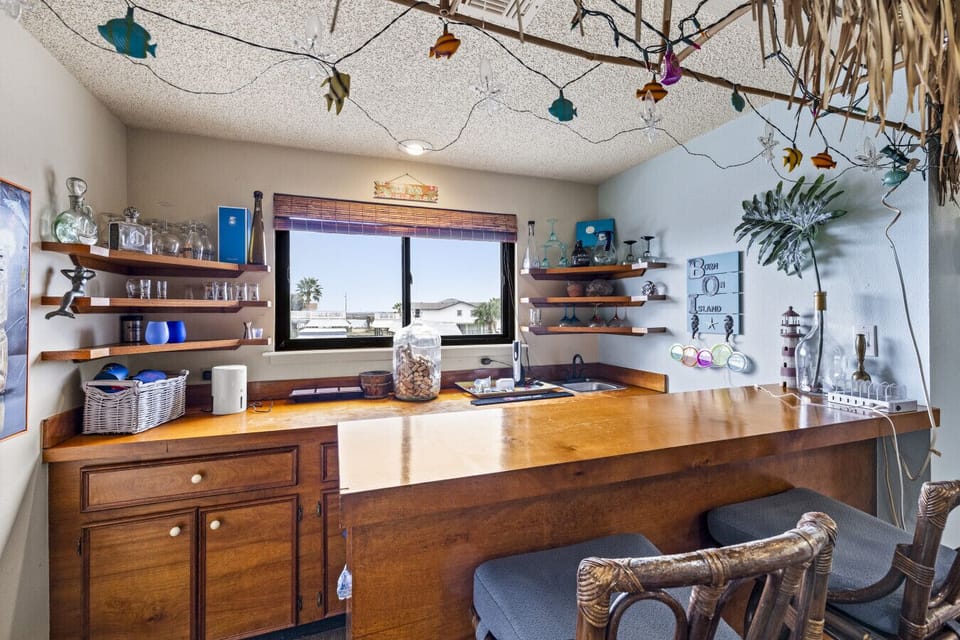 Another angle of the wet bar