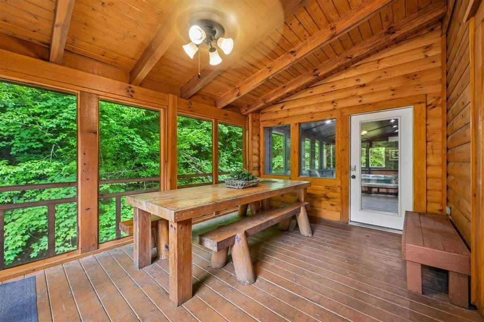 038-Screened Deck