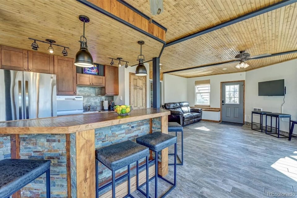Sunroom, wet bar and mini kitchen