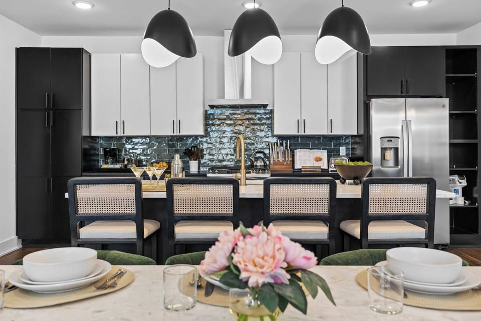 Fully Stocked Gourmet Kitchen with Island Seating and Dining Table