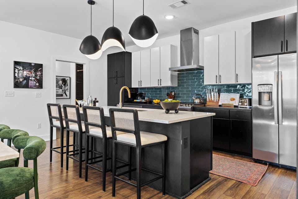 Fully Stocked Gourmet Kitchen with Island Seating and Dining Table