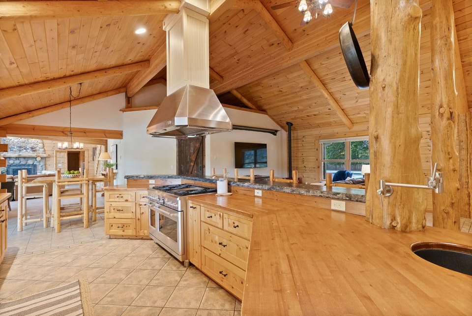 Chef's kitchen - all the appliances you need