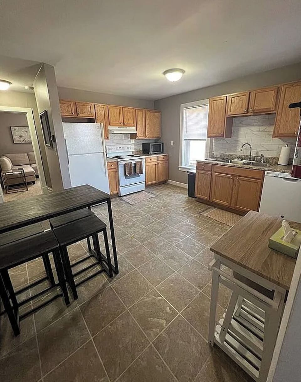 Fully equipped eat-in kitchen