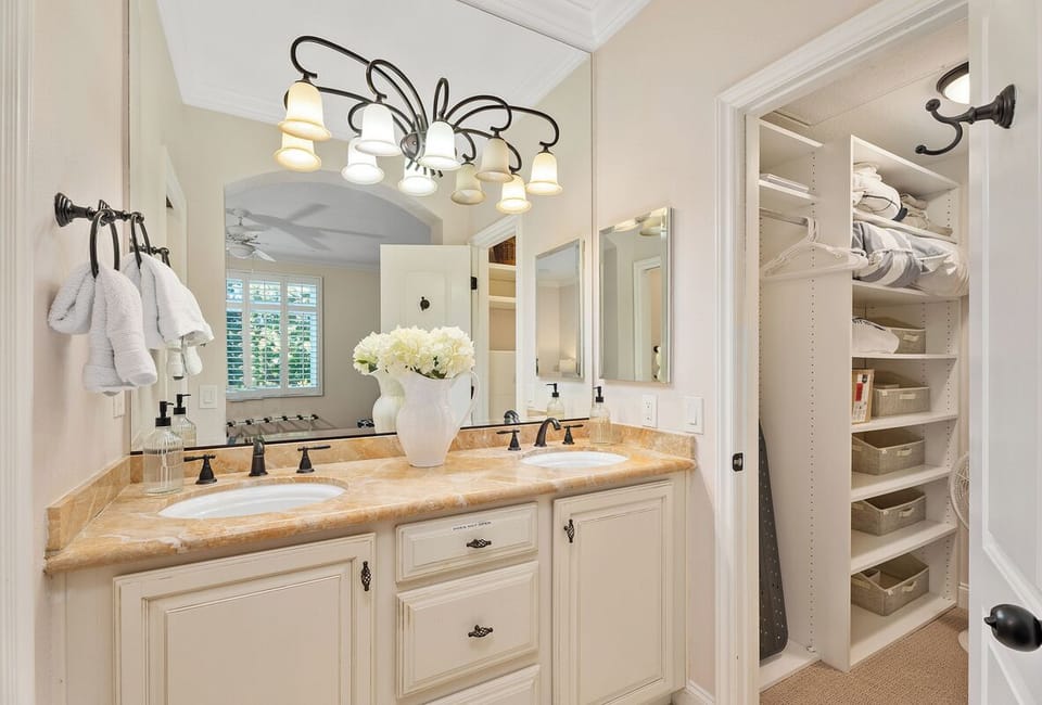 Dual mater sinks in Master suite