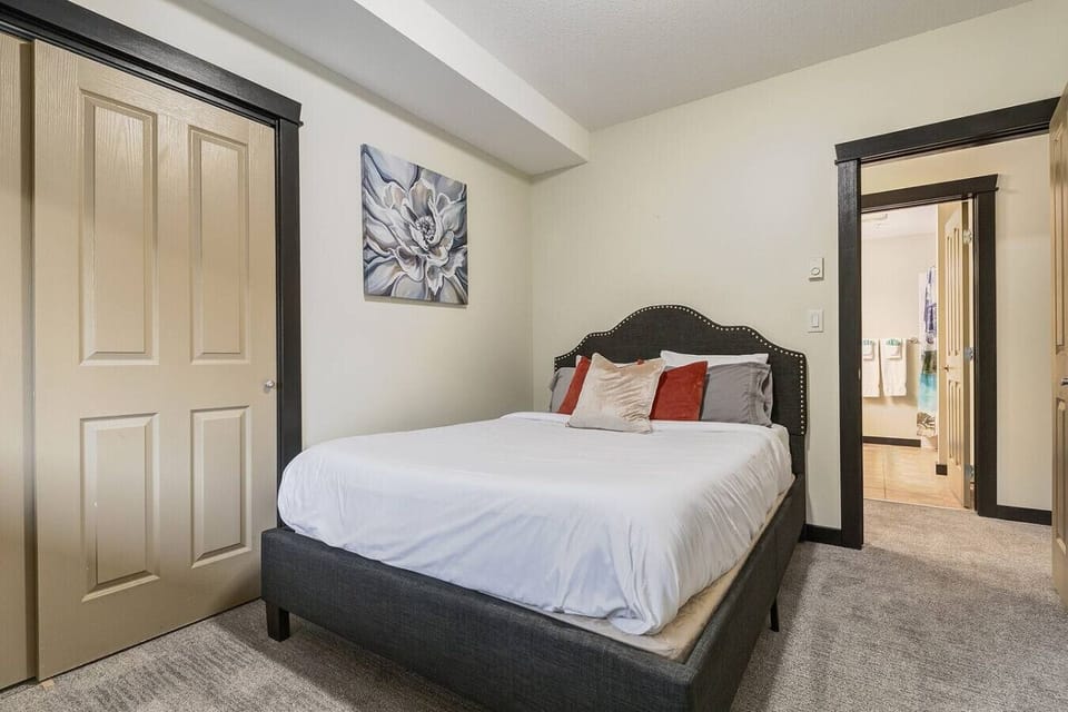 Second bedroom with double bed!