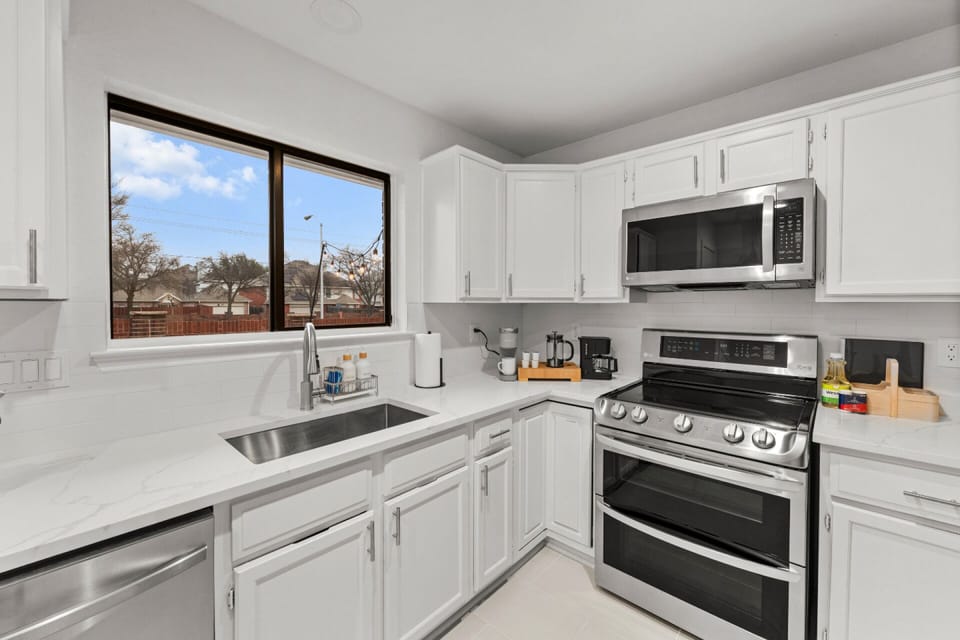 Fuel up before the next FIFA match—this fully equipped kitchen makes it easy to brew coffee, prep snacks, or cook a quick meal before kickoff. ⚽