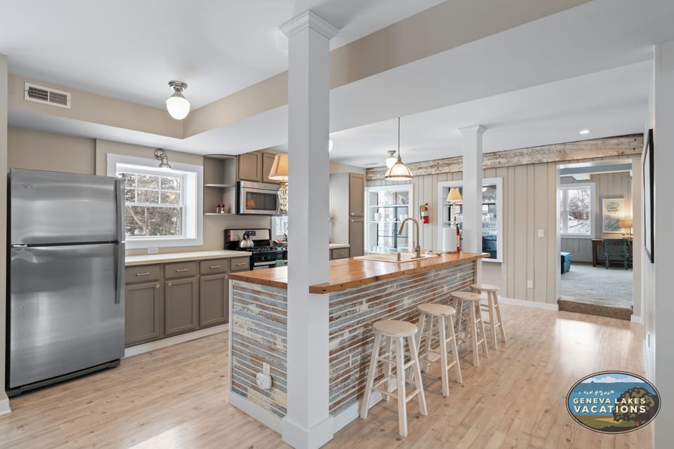 Kitchen with Breakfast Bar