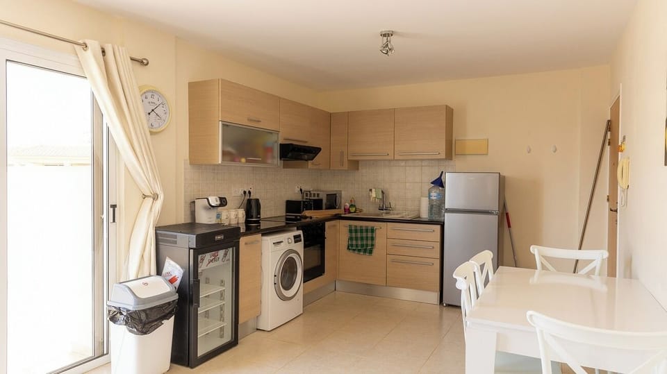 Bright Kitchen and dinning area with table & 4 chairs.