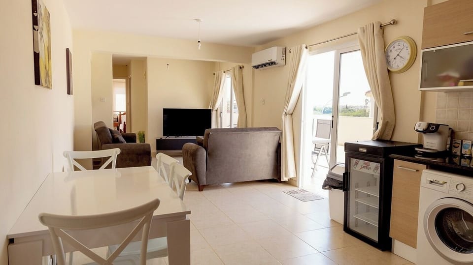 Bright spacious lounge, dinning and kitchen area.
Air Conditioning, 2 & 3 seater settees, kitchen table & chairs