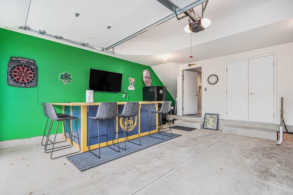 Tailgate Garage /Bar